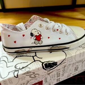 NIB Peanuts Snoopy Canvas Sneakers